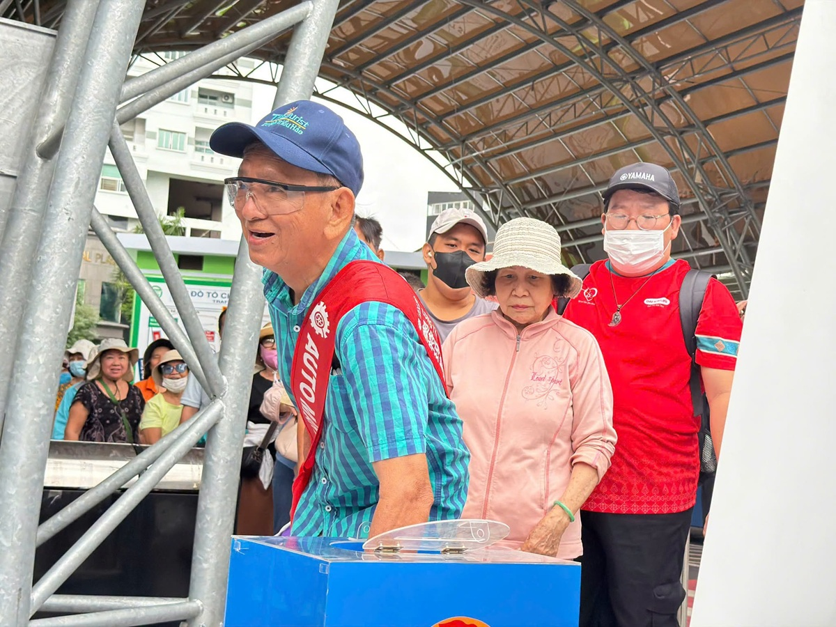 Người dân đi xe buýt miễn phí vui mừng được nhận quà trúng thưởng